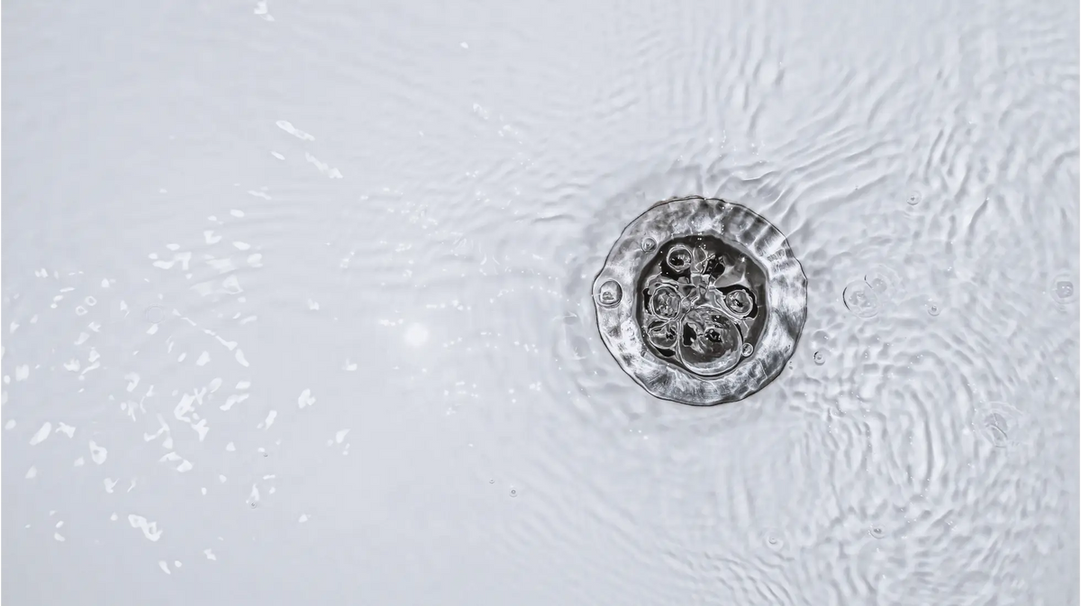 Gerenigter Abfluss in dem Wasser schnell abläuft