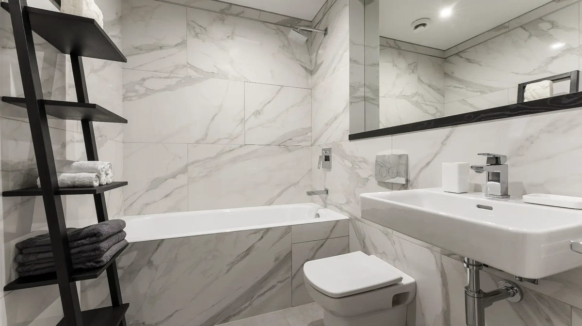 Badezimmer aus Marmor sauber