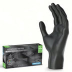 Eine einzelne schwarze nitrilhandschuh der größe medium aus der arnomed midnight black linie von arnova