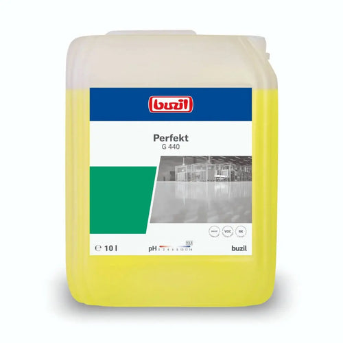 Ein 10-liter behälter buzil perfekt g440 alkalischer intensivreiniger mit durchsichtig gelber flüssigkeit und farbigem etikett