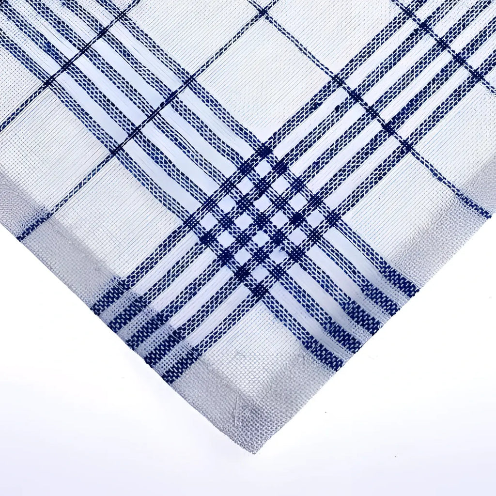 Weißes floorstar geschirrtuch aus halbleinen mit klassischem marineblau kariertem muster und sauberen kanten