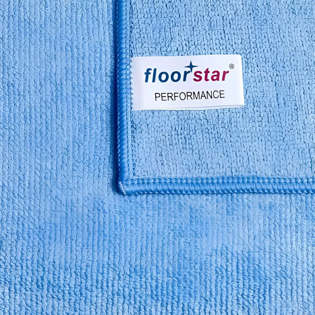 Hellblaues mikrofaser-bodentuch floorstar performance 50x70 cm mit weißem label und hochwertiger reinigungsfunktion