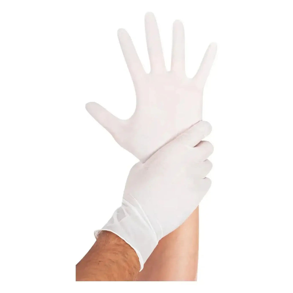 Hand mit weißen hygostar safe light nitrilhandschuhen aus leichtem latex für medizinische anwendung