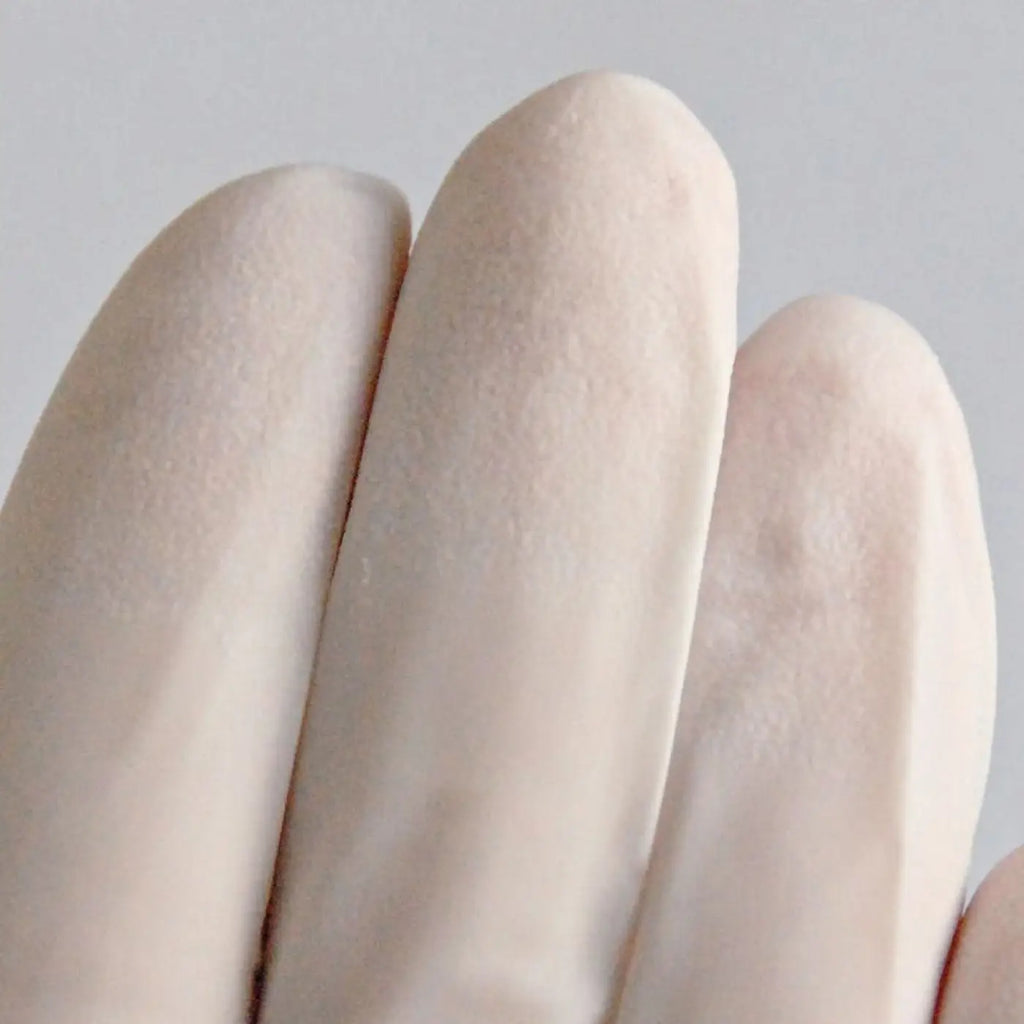 Ein hand trägt einen hellrosa, glatten hygienstar safe premium nitril handschuh weiß aus latex