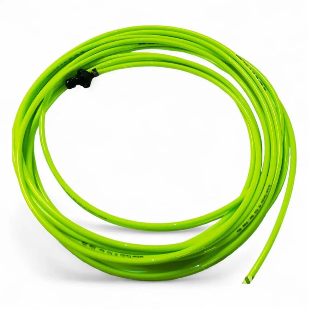 Bright neongrüner, spiralförmiger gartenschlauch mit schwarzem anschluss passend zur gardiner modular steckstange carbon profi