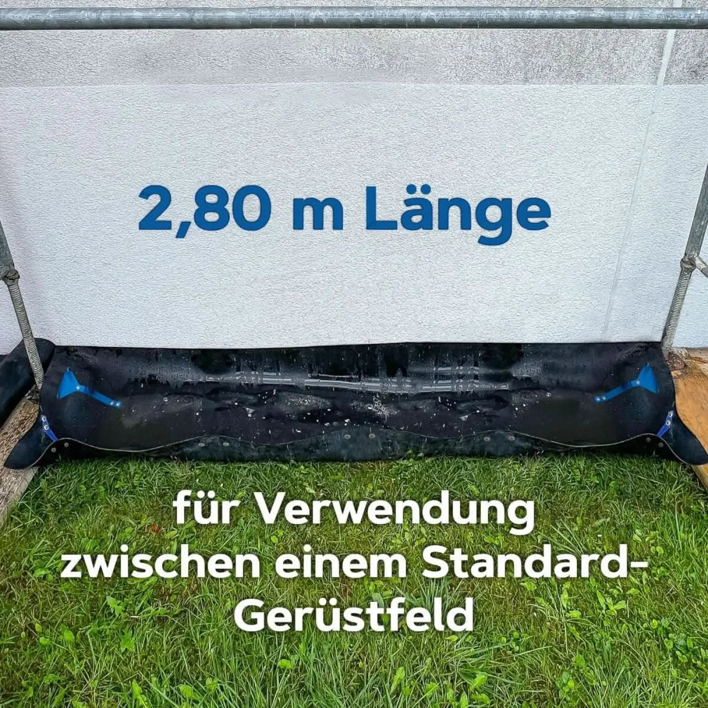 Schwarze wasserdichte hermes auffangwanne 3.0 mit blauen dreiecksakzenten und verstärkten kanten für gerüstrahmen