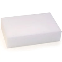 Weißer rechteckiger hygoclean schmutzradierer mit glatter leicht strukturierter oberfläche aus high-tech-schaum