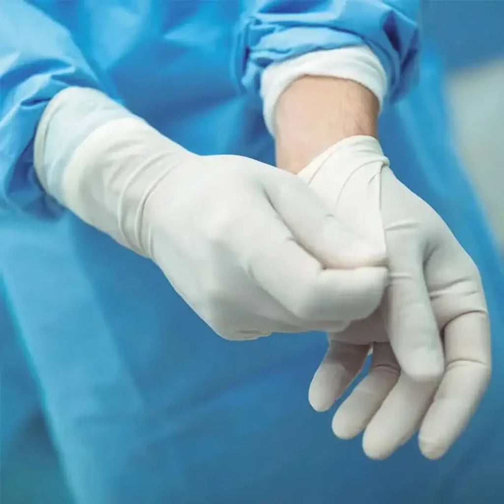 Weißes puderfreies latexhandschuh paar hygienisch von Hygostar mit med grip in blauer medizinischer schutzkleidung