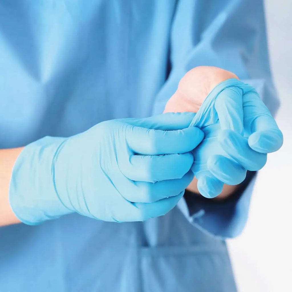 Hygo star nitrilhandschuhe extra safe blau puderfrei in hellblau aus latex an Händen getragen