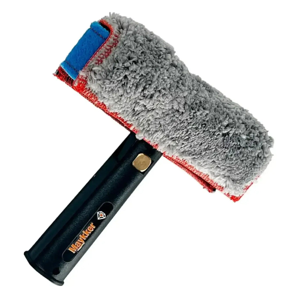 Gray mikrofasertuch pad mit rotem rand und blauem akzent auf schwarzem griff makker marke für einfache reinigung