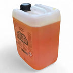 Orange flüssiges reinigungsprodukt in halbtransparentem weißem kunststoffkanister mit schwarzem schraubverschluss von maykker orange krush glasreiniger seife