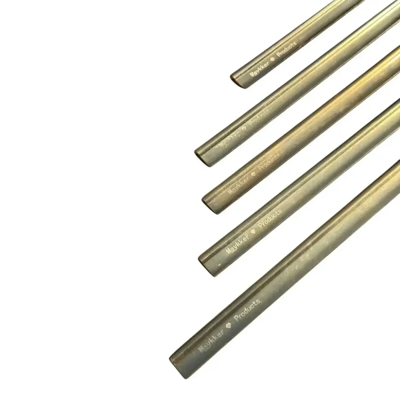 Fünf goldfarbene metallische zylindrische strohhalme aus messing mit maykler products gravur für den täglichen gebrauch