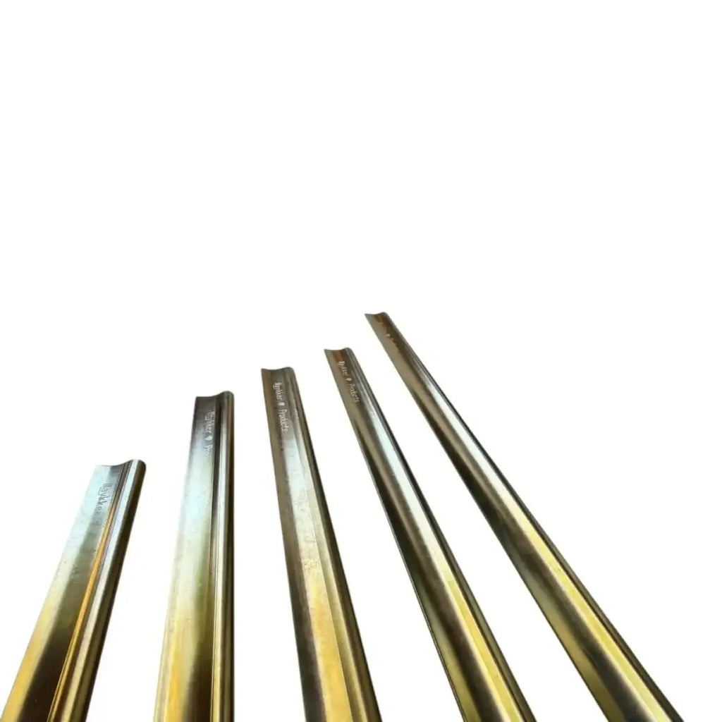Fünf goldfarbene metalllineale aus messing mit gravierten maßangaben von maykker pro brass schiene