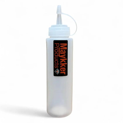 Klarer plastik-squeeze-flasche mit weißer kappe und nozzle und orangefarbener maykler products etikett im maykker refill smartbottle design