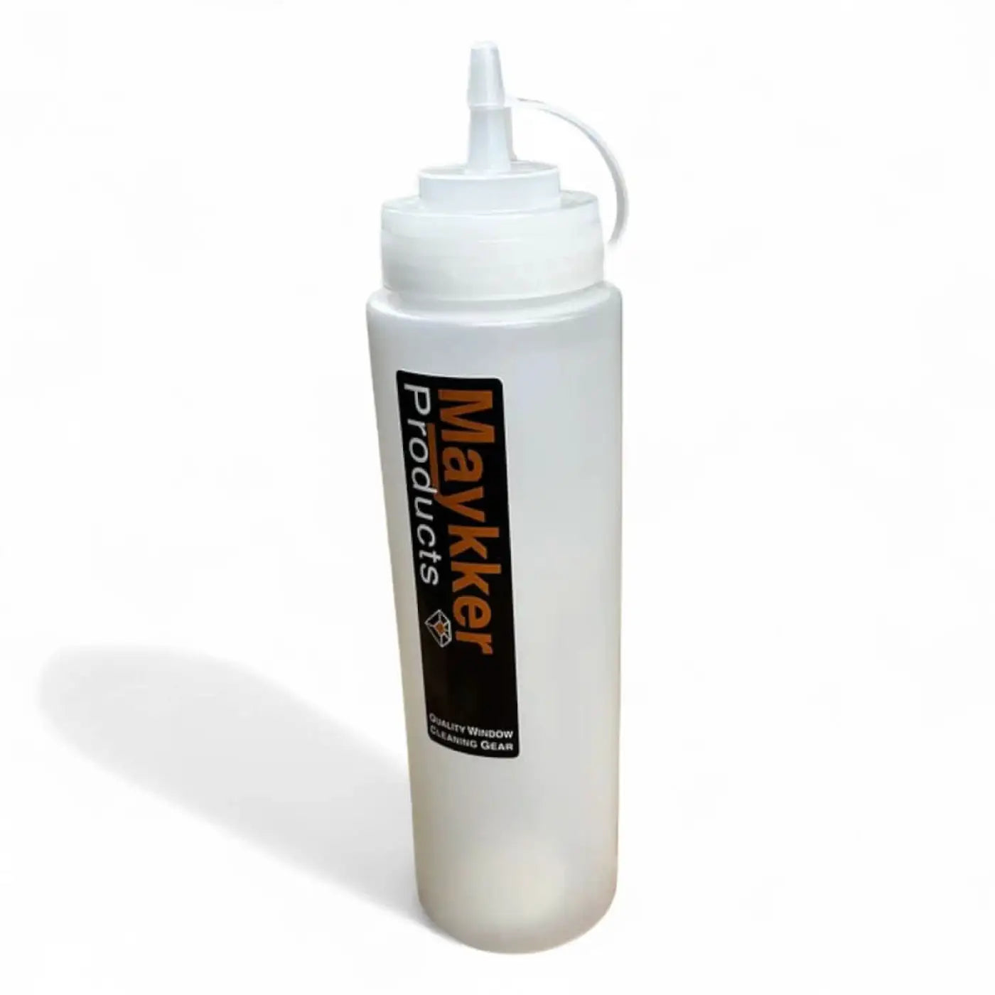 Weiße kunststoff-squeeze-flasche maykiker refill smartbottle mit orange-schwarzem etikett für fensterreinigung