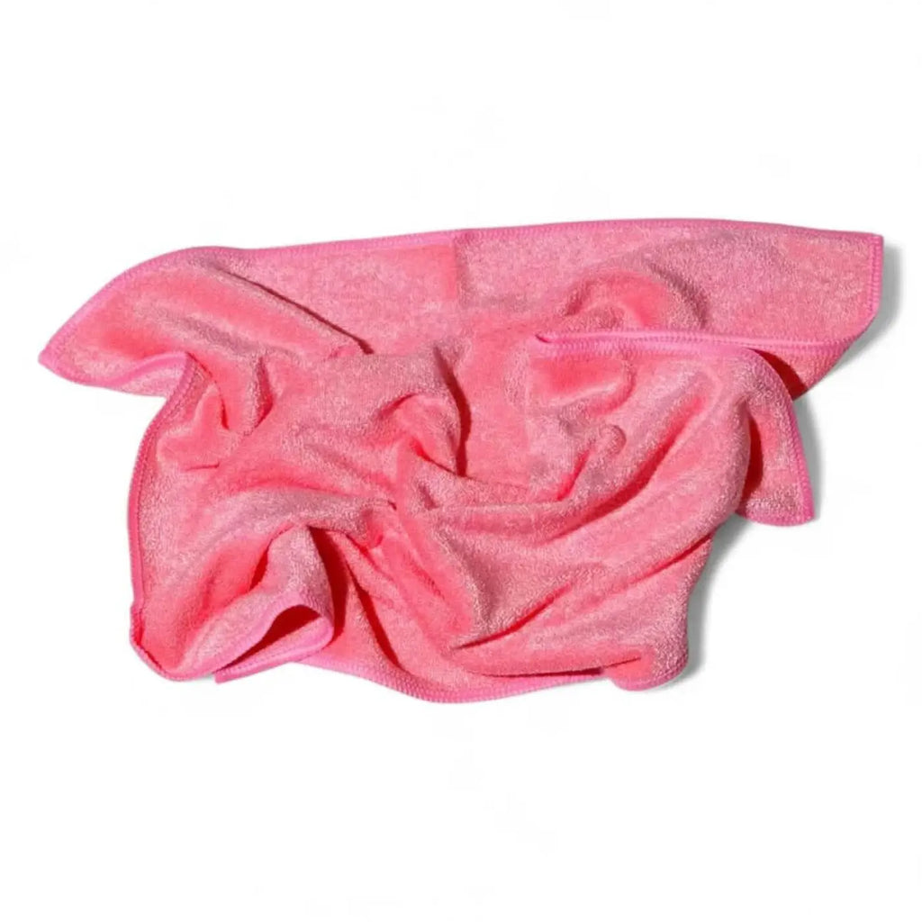 A soft vibrant pink microfiber cloth with plush texture and slightly frayed edges from milury premium 10 stück