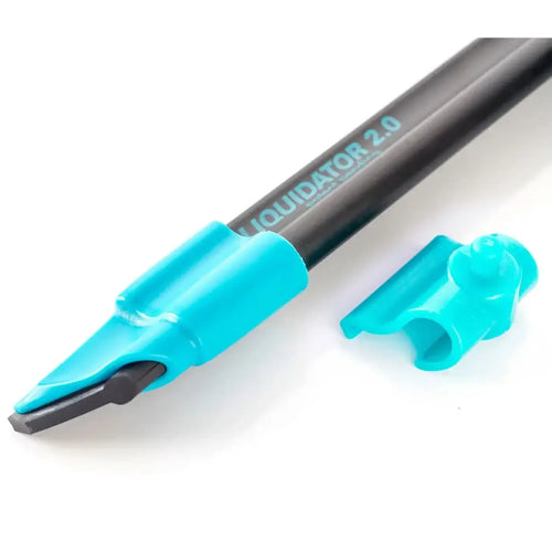 Turquoise plastikdeckel und schwarzes liquidator 2.0 werkzeug mit spitzem ende vom moerman fliqu premium wischerbezug