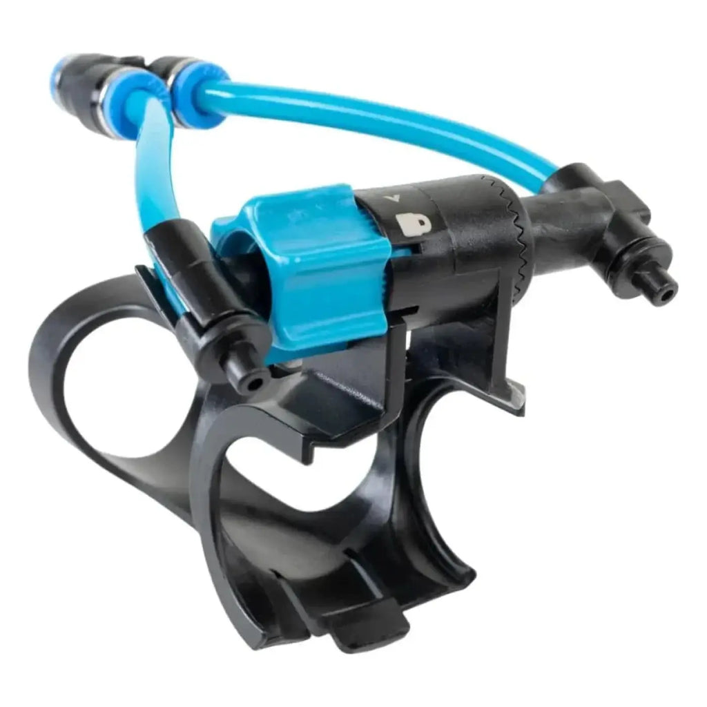 Schwarzer kunststoff fahrradflaschenhalter mit blauem schlauch und hellem blauem clip moerman spray-ray kopf