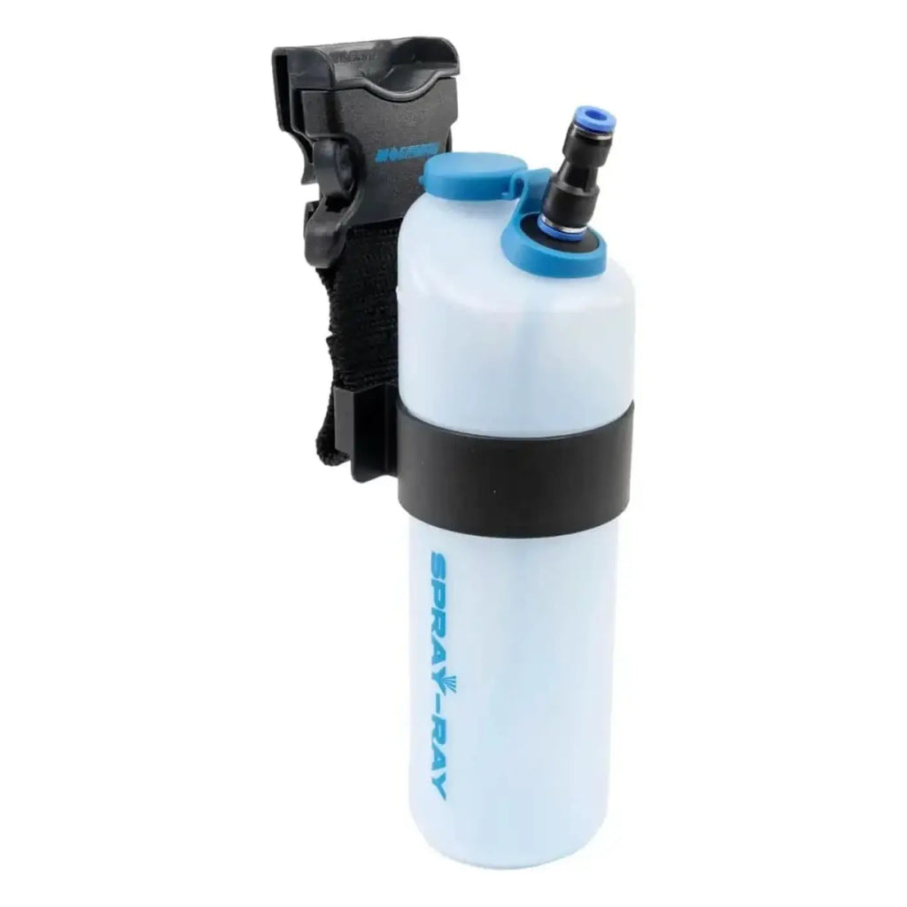 Lichtblauer transparenter kunststoff-wasserflasche mit schwarzem riemen und clip blauem verschluss im moerman spray-ray set