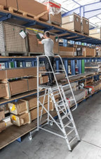 Silberne aluminium plattformleiter von munk mit rollen und sicherheitsgeländern fahrbar für sicheren arbeitseinsatz