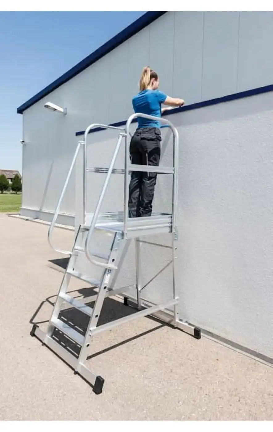 Silberne aluminium plattformleiter mit schwarzen gummifüßen und handläufen von munk mit rollen