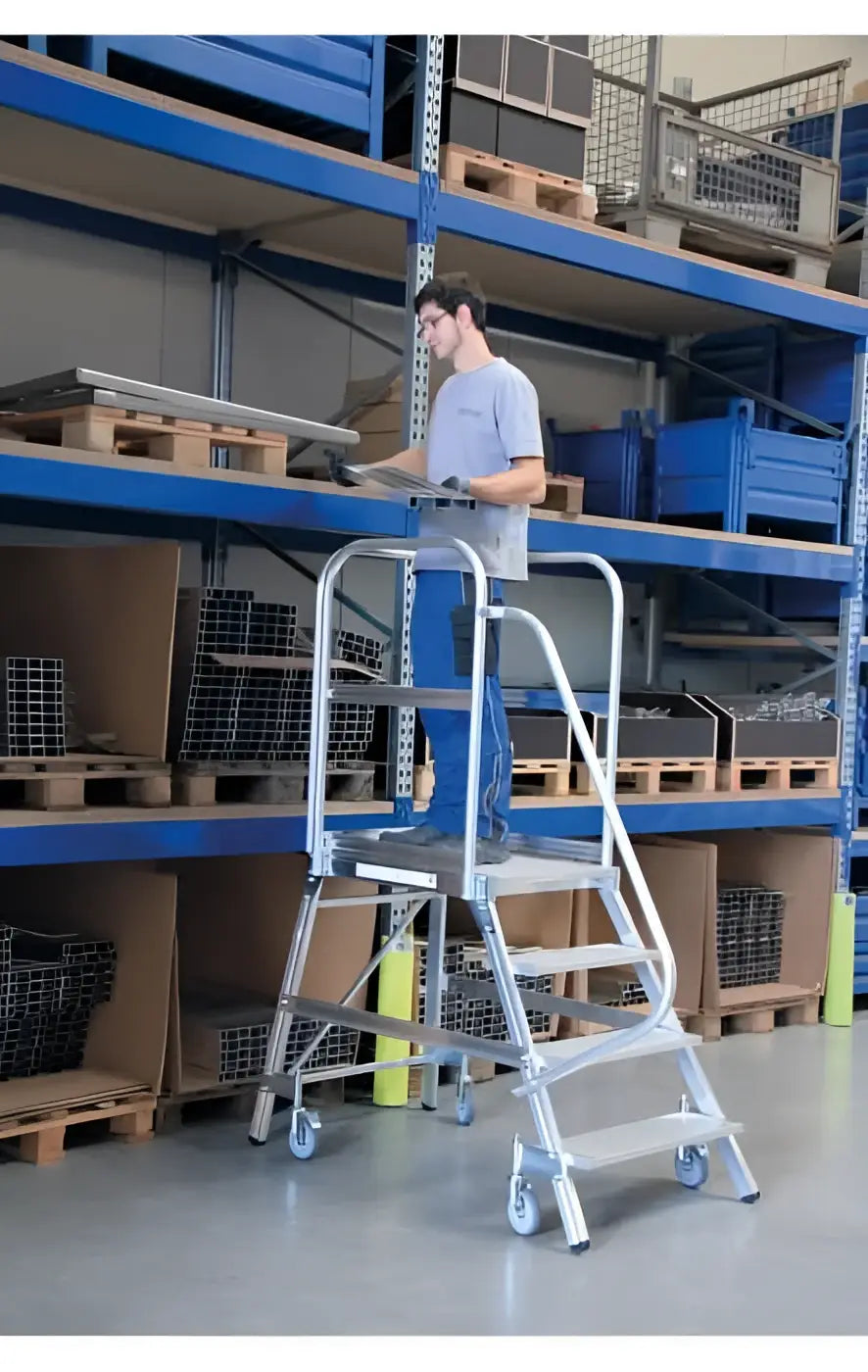 Silberne aluminium podesttreppe mit vier stufen und federrollen einseitig begehbar von munk