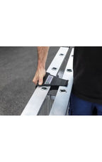 Schwarzer stoffriemen mit label zur sicherung zweier silberner aluminiumleitern beim munk ergo-pad griffzone