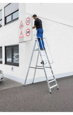 Silberne alu plattformleiter munk mit sicherheitsgeländern und gummifüßen für stabiles stehen