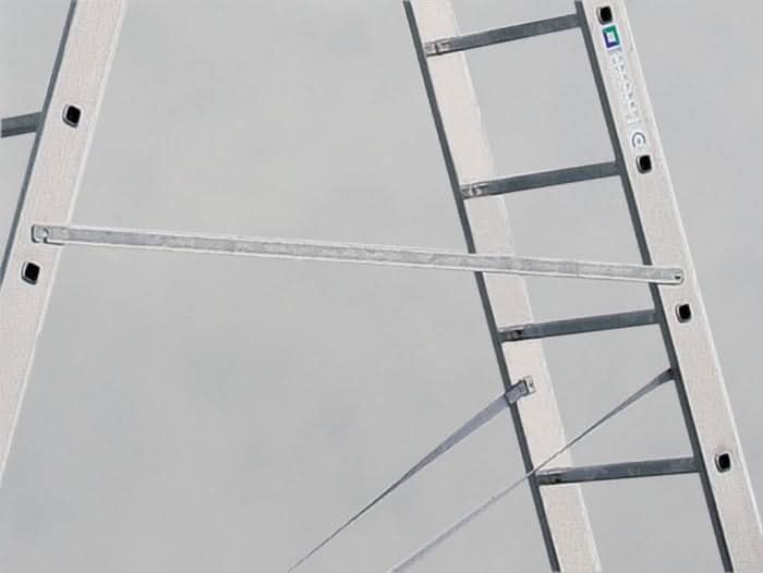 Silberne aluminium steckleiter mit schwarzen kunststoffstufen und sichtbarem munk starre verbindung logo