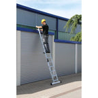 Silberne aluminium-stufen-anlegeleiter von munk mit standard-traverse und schwarzen gummifüßen in frontansicht
