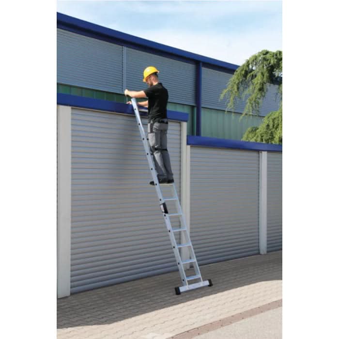 Silberne aluminium-stufen-anlegeleiter von munk mit standard-traverse und schwarzen gummifüßen in frontansicht