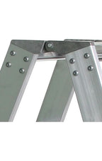 Silberne MUNK Stufen-Stehleiter aus Aluminium mit robustem Design und verstärkten Gelenken beidseitig clip-step