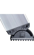 Silberne aluminiumsleiter stufe mit schwarzer kunststoffbasis und zahnradkante von munk stehleiter mit rollen