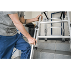 Munk stufen-stehleiter treppengängig silberfarbene aluminiumleiter mit schwarzen kunststoffverriegelungen und verstellbaren stufen