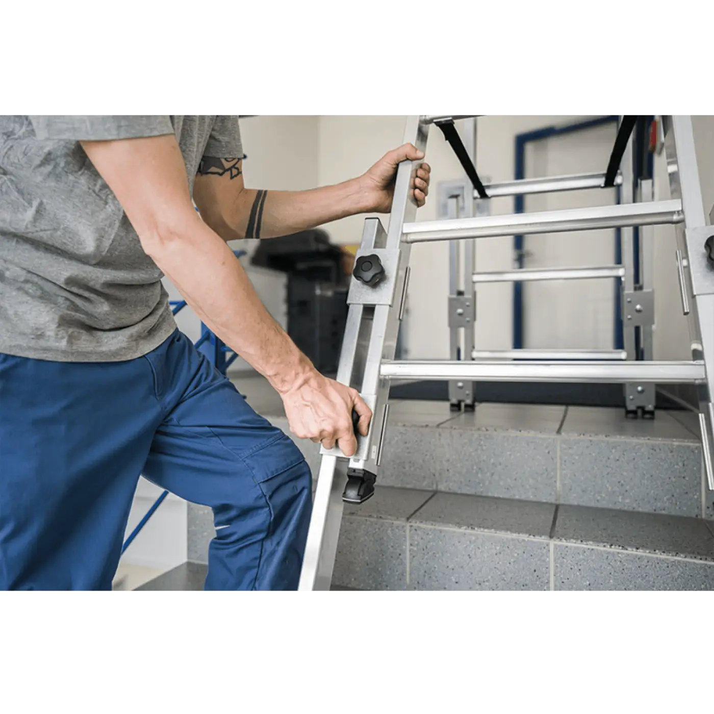 Munk stufen-stehleiter treppengängig silberfarbene aluminiumleiter mit schwarzen kunststoffverriegelungen und verstellbaren stufen