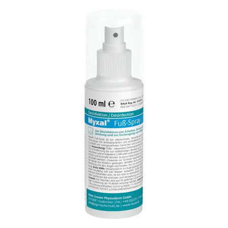Weiße plastik-sprühflasche mit teal-weißem etikett myxal fuß-spray alkoholfrei zur desinfektion 100ml