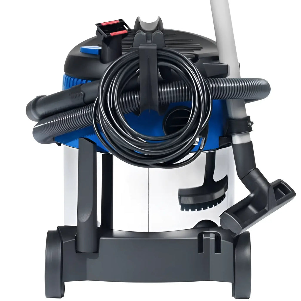 Nilfisk aero 21-01 pc inox industriesauger in blau und silber mit schwarzen schläuchen, aufsätzen und rädern