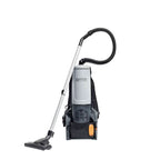 Nilfisk gd5 battery rückensauger in grau und schwarz mit silbernem griff, orangefarbener taste und flexiblem schlauch von hinten