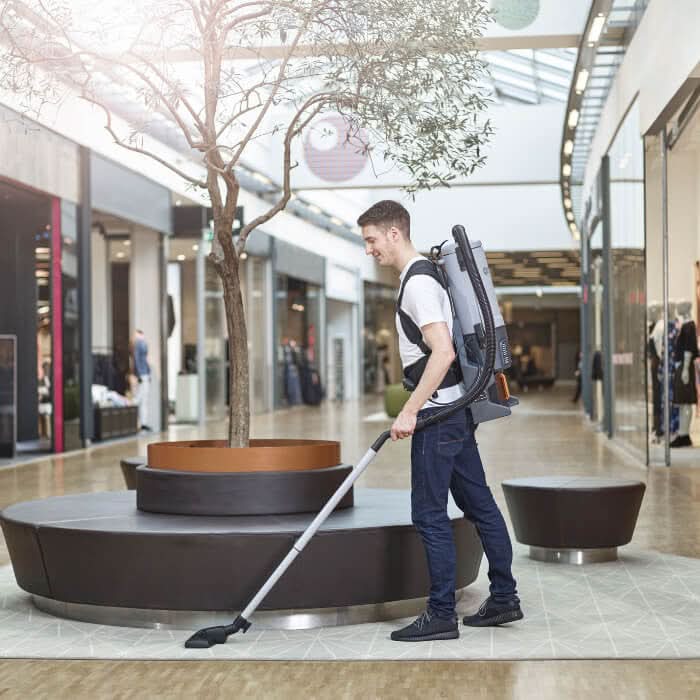 Grauer und schwarzer nilfisk gd5 battery rückensauger mit langem silbernen griff und rucksackdesign