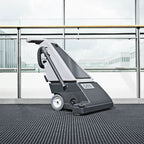 Grau schwarzer nilfisk gu700 a teppichsauger industriebodenreiniger mit griff rädern und bürstenaufsatz