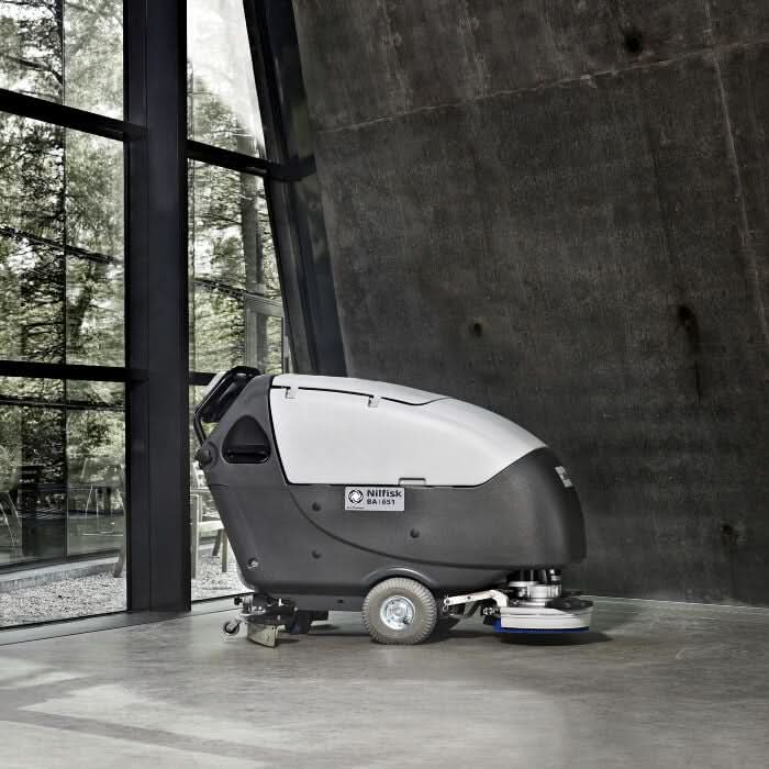 Nilfisk scheuersaugmaschine ba 751 mit ladegerät grauer und weißer nilfisk sa 153 bodenreiniger mit abgerundetem design