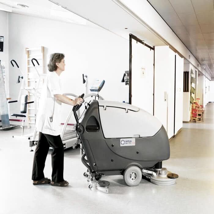 Grau weiße nilfisk scheuersaugmaschine ba 751 mit digitalem display und ladegerät für industrielle reinigung