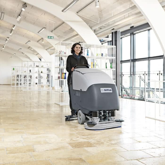 Nilfisk scheuersaugmaschine ba 751 in grau und schwarz mit modernem design und ladegerät für bodenreinigung