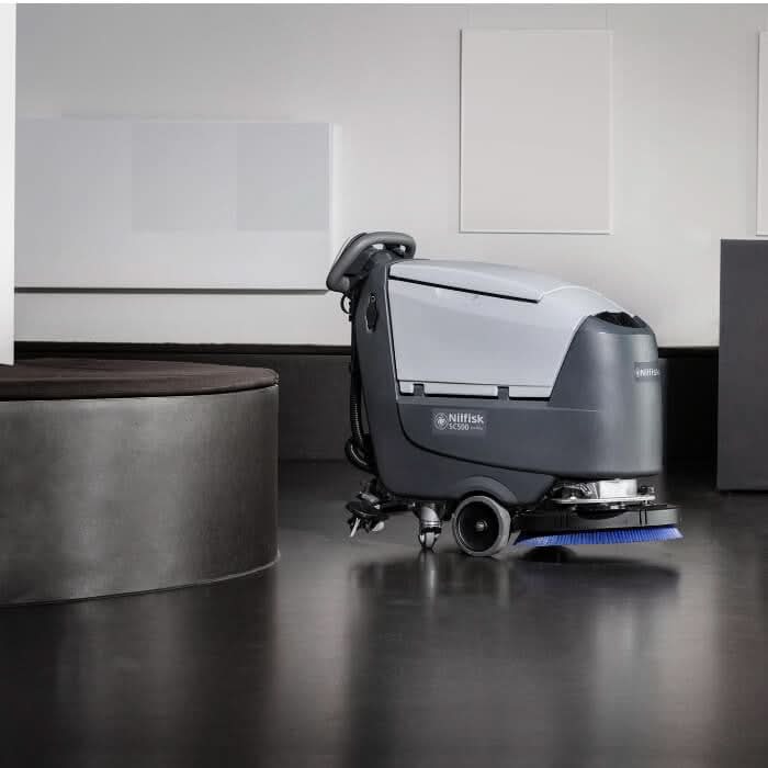 Nilfisk scheuersaugmaschine ba551 cd mit ladegerät in grau und silber mit blauem hilisk xc300 bodenbesen