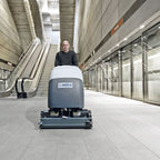 Nilfisk scheuersaugmaschine ba851 in grau und weiß mit modernem design und ladegerät für bodenreinigung