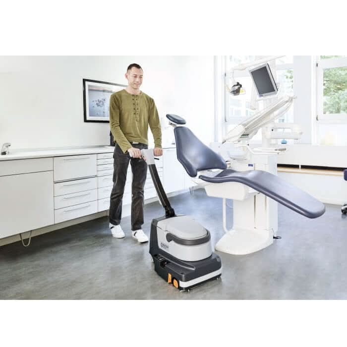 Nilfisk scheuersaugmaschine sc250 industrie bodenreinigungsmaschine grau und schwarz mit langem griff und rädern