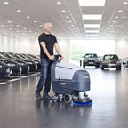 Nilfisk scheuersaugmaschine sc401 b kombi grauer und schwarzer industrieller bodenreiniger mit blauem reinigungspad