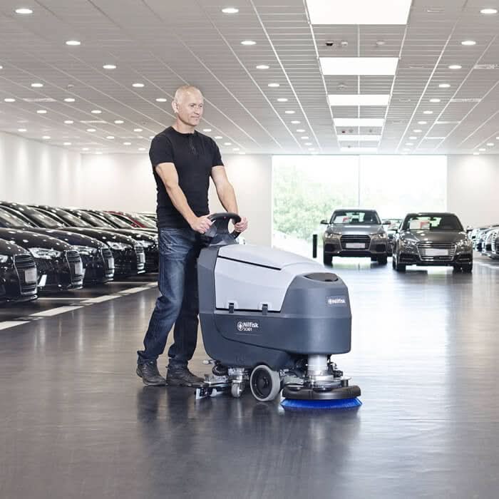 Nilfisk scheuersaugmaschine sc401 b kombi grauer und schwarzer industrieller bodenreiniger mit blauem reinigungspad