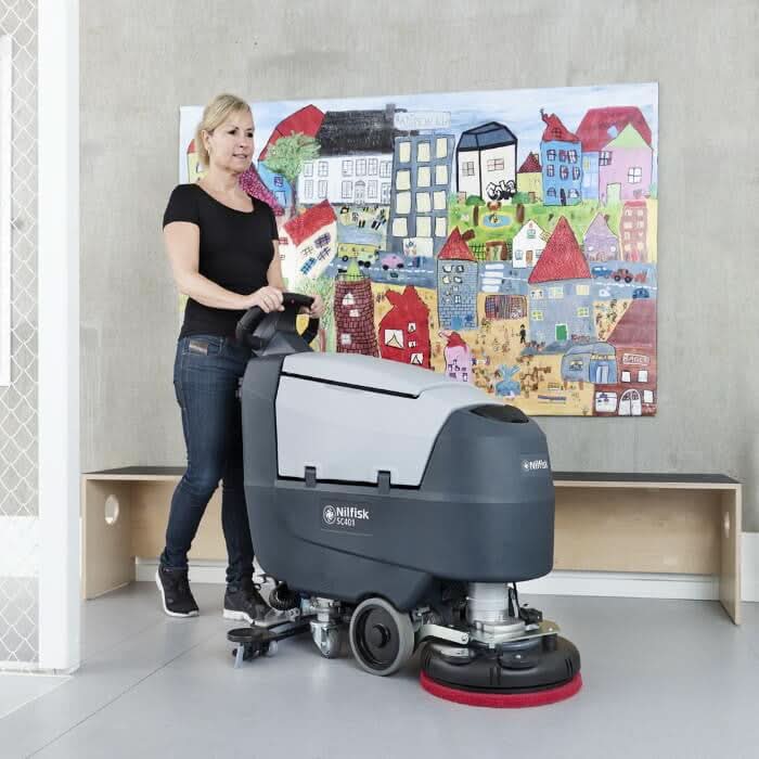 Nilfisk scheuersaugmaschine sc401 b kombi in grau und silber mit rotem reinigungspadbodenwäscher