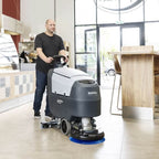 Nilfisk scheuersaugmaschine sc401 b kombi graue und weiße bodenmaschine mit blauem bürstenkopf